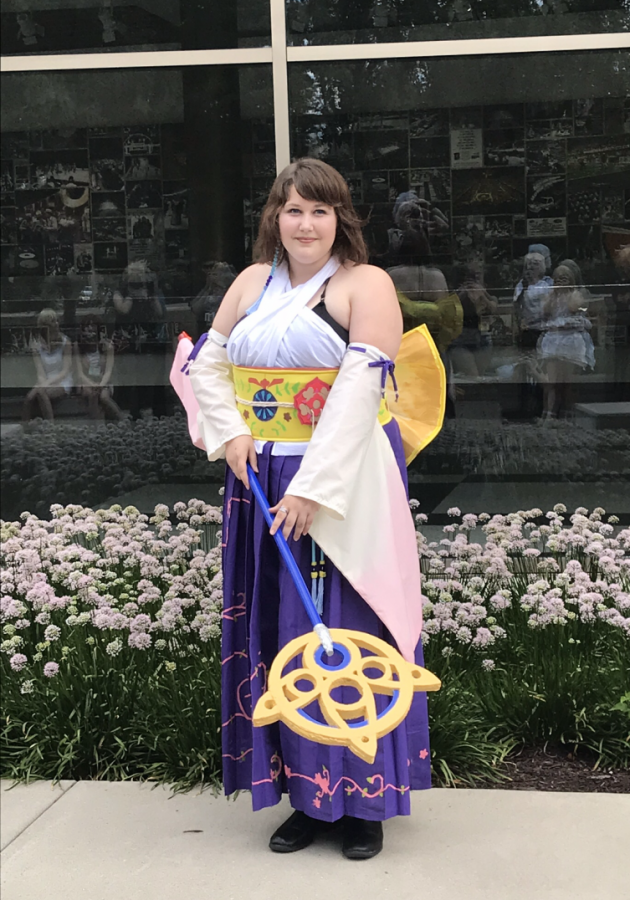 Corissa Gavin poses in front of the convention center for a group of photographers and other cosplayers. 