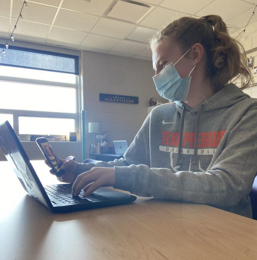 Laney Prelle, sophomore, works on schoolwork and social media at the same time. 