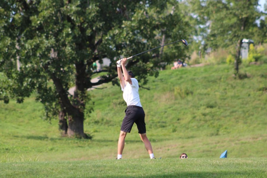Ryan+Schmierer+sophomore%2C+teeing+off+at+Ellis+Golf+Course+during+a+9+hole+meet.+