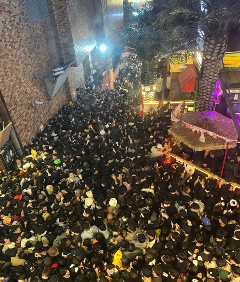 A+street+in+Itaewon%2C+picturing+the+crowd+crush+as+it+happened.
