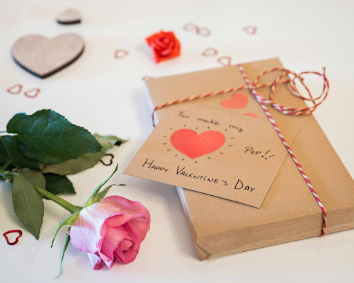 The most common gifts given on Valentine's Day are candy, greeting cards and flowers. (PC: CC)
